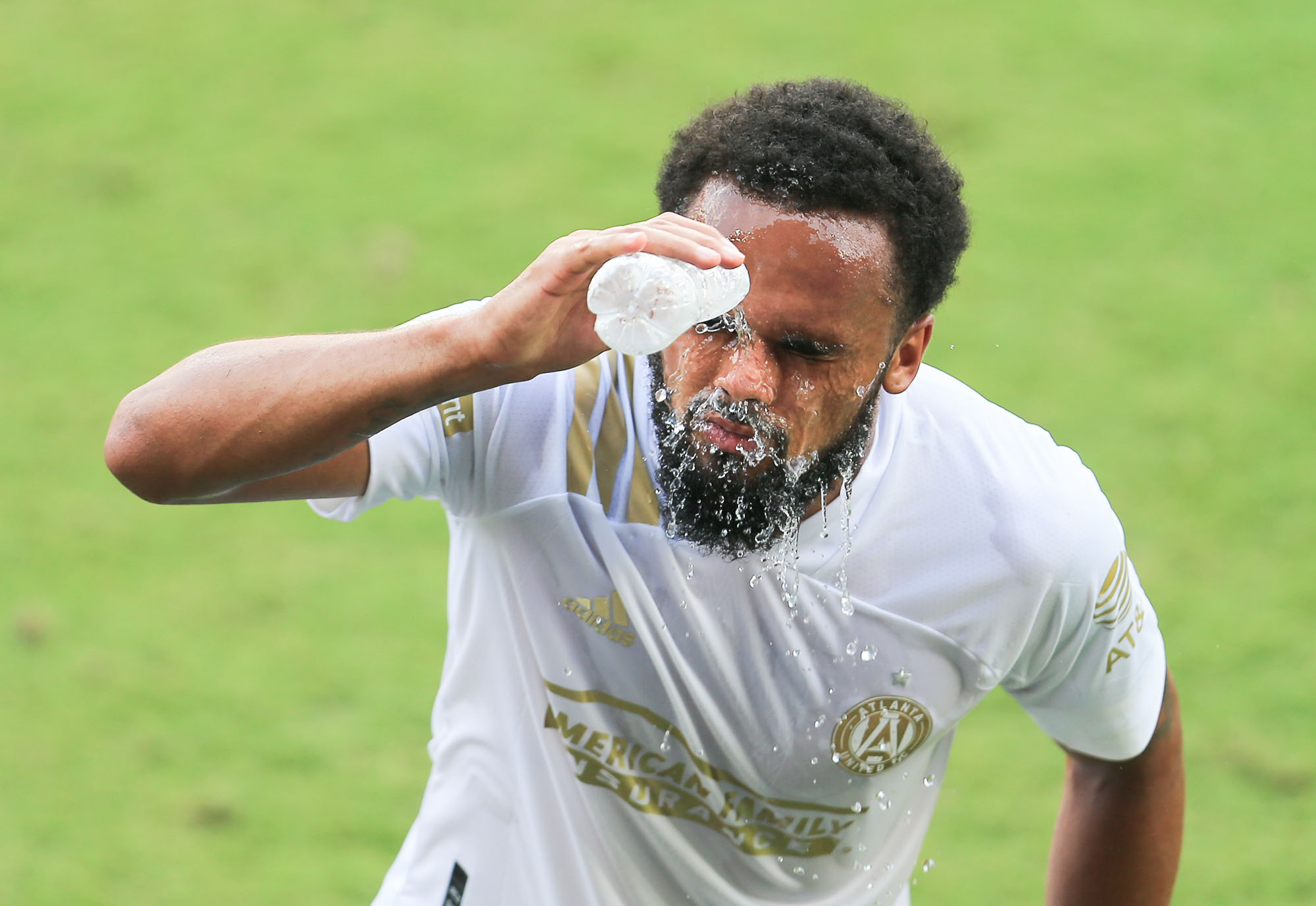 Apr 17, 2021; Orlando, Florida, USA; Atlanta United defender Anton Walkes (4) pours water on his face during a water break against Orlando City SC at Orlando City Stadium. Mandatory Credit: Matt Stamey-USA TODAY Sports